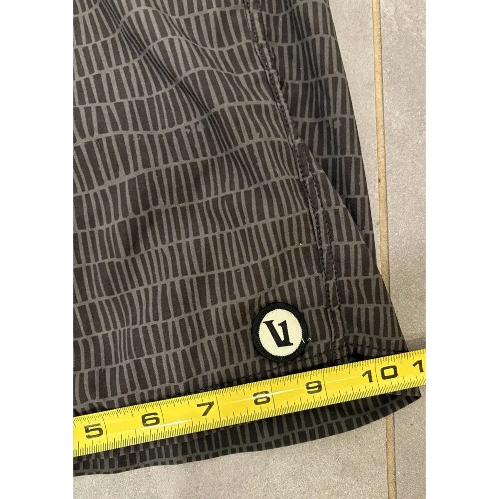 Vuori Shorts Mens L Gray Striped Kore Unlined Drawstring Running Gym v302
